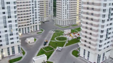 Modern evler arasındaki sokak 