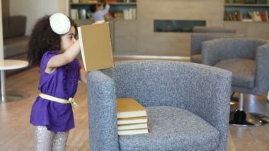Kız ve erkek kardeşim yakaladığında çok kitap