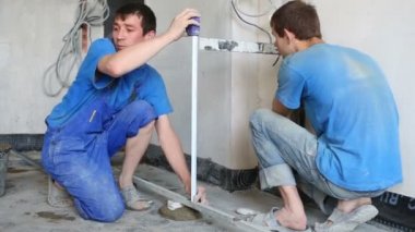 İki işçi yapar ölçümleri 