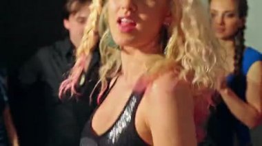 Güzel sarışın kız partide dans