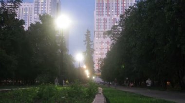 Bulvar boyunca insanlar yürüyüş