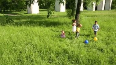 Dört küçük çocuklar ile işbirliği 