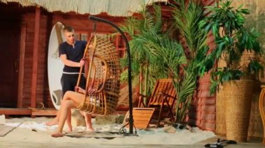 adam üzgün kadın teselli etmeye çalışır