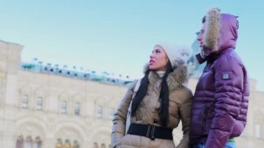 Çift konuşmak ve etrafına bak