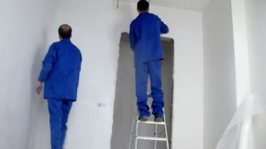 İki işçi duvarlara alçı uyguladı 