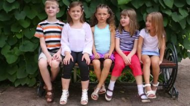 Çocuk bankta oturur 