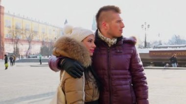 Genç adam, kadın hugs olmak