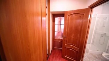 Ahşap koridor ve beyaz tuvalet