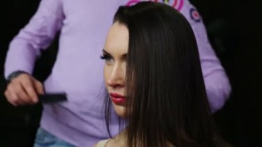 Saç stilisti modeli ile çalışır 