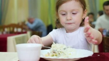 Küçük kız spagetti yiyen