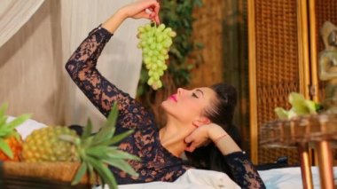 kadın Yeşil üzüm demet tutar