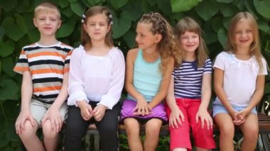 Çocuk bankta oturur 