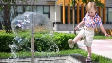 Küçük çocuk bacak için su almak için çalışıyor