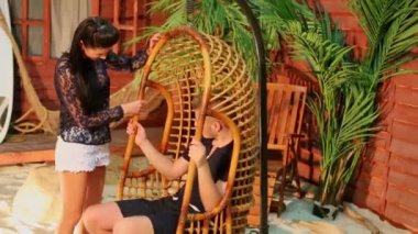 Genç kadın adam sways