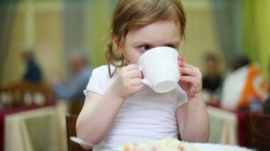 İçecek çay ile küçük kız