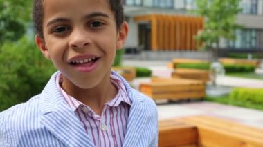 Mutlu sevimli çocuk ceketli 