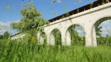 küçük çocuk kapalı gözler ile çalışır 