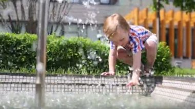 Küçük çocuk dokunuşlar su