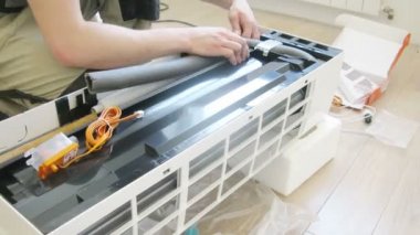 Üniformalı çalışan Klima toplar 