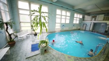 İnsanlar Kolontaevo sanatoryum havuzda dinlenme.