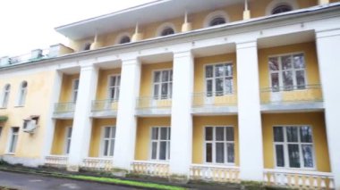 Birçok sütun sarı bina