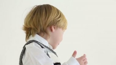 Küçük sarışın çocuk yeleği döner