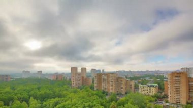 Bulutlar hızlı hareket ediyor