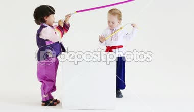 İki yakışıklı erkek halk kostümleri 