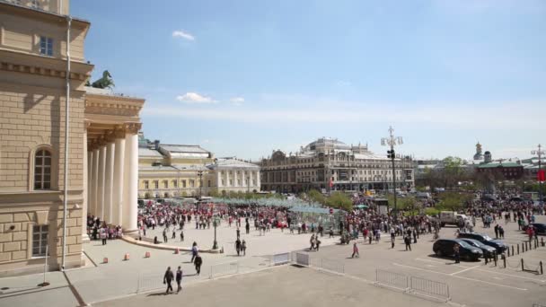 Menschen auf dem Theaterplatz — Stockvideo