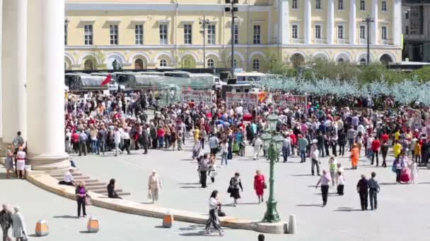 Multitud a pie cerca del teatro Bolshoi — Vídeo de stock