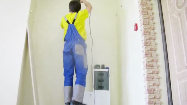 Arbetaren borrar vägg — Stockvideo