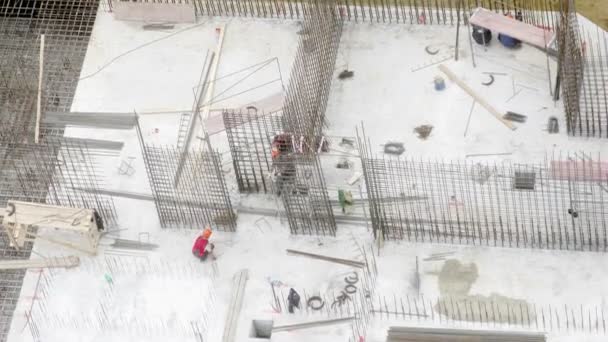 İşçiler üniformalı inşaatta çalışmak — Stok video