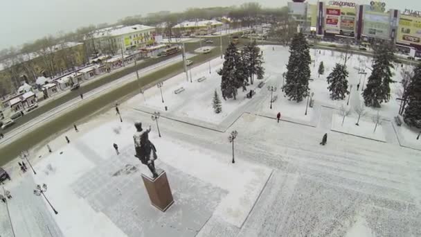 Straat met monument van S.M.Kirov — Stockvideo