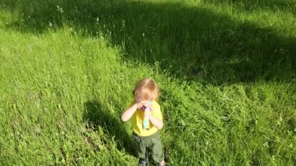 Ragazzo guardando in giocattolo telescopio — Video Stock