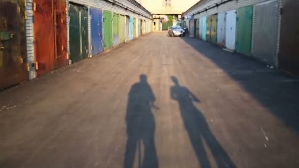 Ombre de deux personnes à vélo — Video