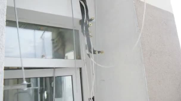 Рабочий монтирует провода для кондиционирования воздуха — стоковое видео