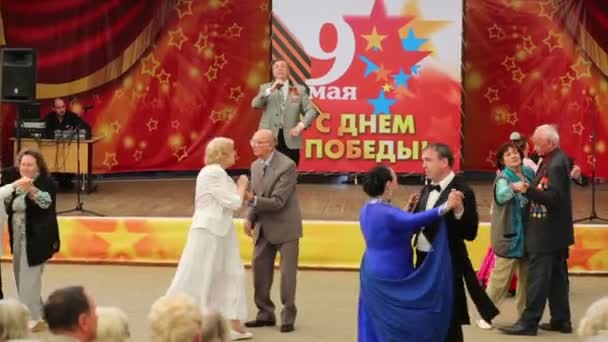 Veterans dance during holiday in Moscow — Stock Video