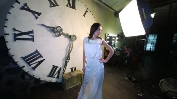 E.Vershanskaya poserar nära klocka — Stockvideo