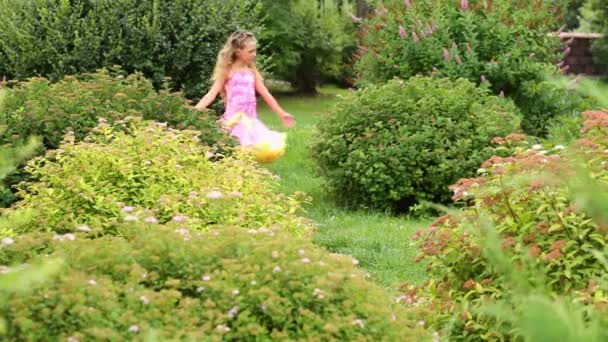 Niña va en camino de piedra — Vídeos de Stock