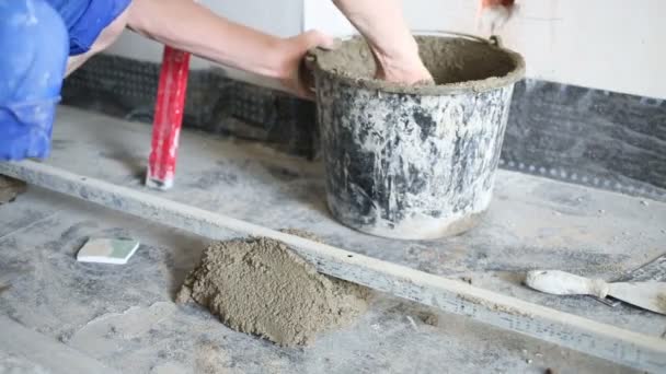 Hand des Arbeiters, die mit der Spachtel Beton aufbringt — Stockvideo