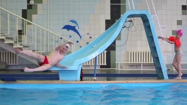 Šťastný chlapec a dívka ve vodě bazénu — Stock video
