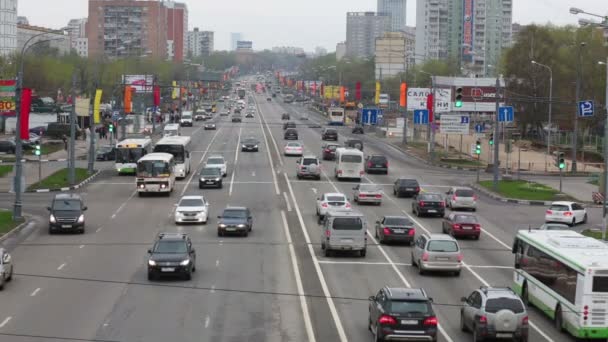 Schelkovskoe highway with traffic in Moscow — Stock Video