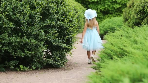 Glückliches Mädchen im blauen Kleid — Stockvideo