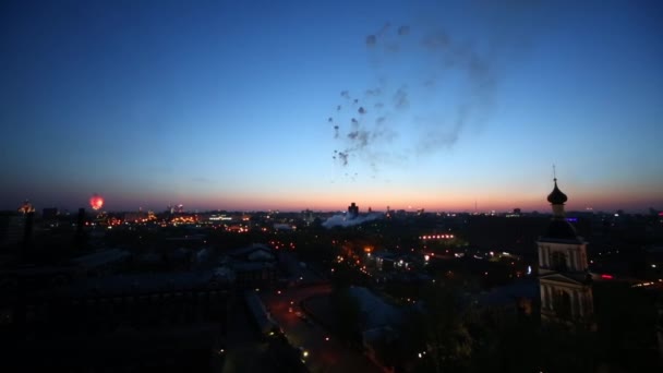 Много красочных фейерверков в Москве — стоковое видео