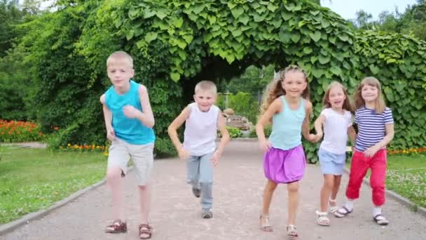 Ευτυχισμένα παιδιά που τρέχουν κάτω από αψίδα — Αρχείο Βίντεο