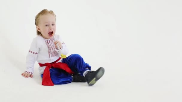 Niño en traje nacional ruso — Vídeo de stock