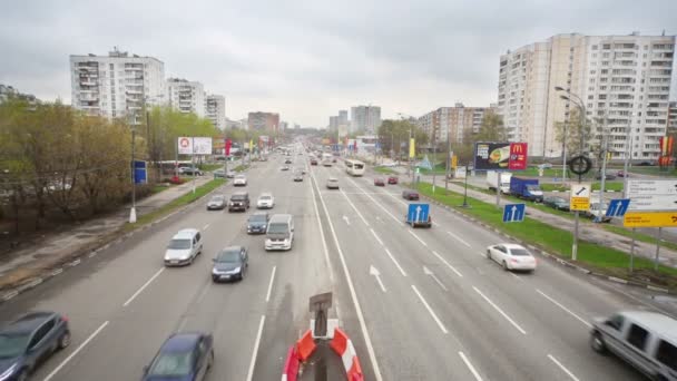 Verkehr auf der Schelkowskoje Autobahn — Stockvideo