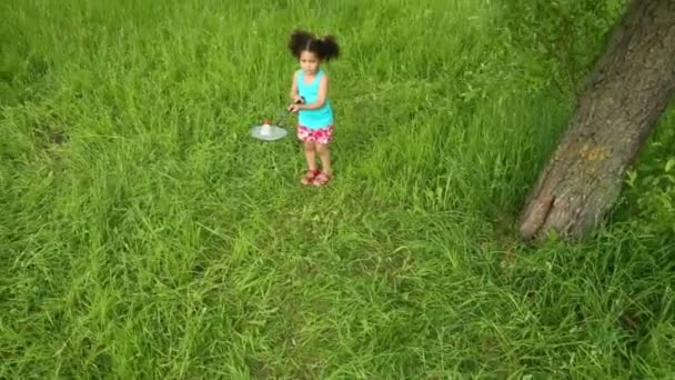 petite fille jouer avec raquette 