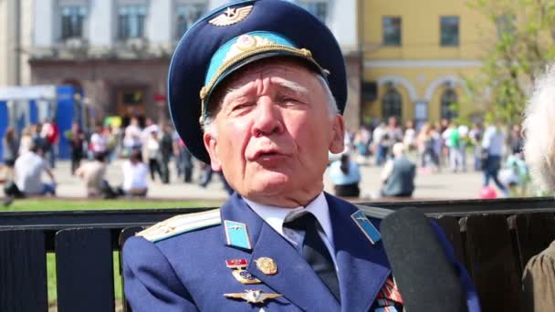 Velho veterano entrevistado perto do teatro Bolshoi . — Vídeo de Stock