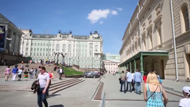 Många människor gå nära Bolsjojteatern — Stockvideo